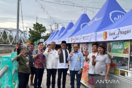 Bank Nagari cabang Solok serahkan bantuan tenda berdagang ke PKL