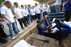 Kali Uangan dikeruk untuk cegah banjir di Pesanggrahan
