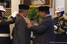 KH Abdul Ghofur terima Bintang Mahaputra Utama atas jasa dakwah dan ekonomi