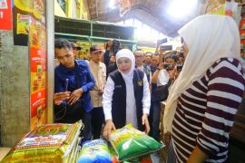 Gubernur Khofifah pastikan harga beras medium SPHP terjangkau masyarakat