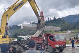 Polres Puncak kerahkan ekskavator evakuasi bangkai pesawat terbakar