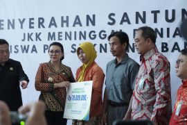 Ahli Waris Siswa SMKN 1 Ngabang dapat santunan JKK meninggal dunia dari BPJS Ketenagakerjaan