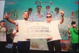 Gubernur Sulsel serahkan Rp13,5 miliar revitalisasi Stadion Turatea Jeneponto