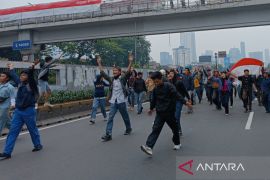 Sejumlah pelajar ikut bergabung pada unjuk rasa di depan Gedung DPR/MPR