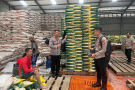 Polres Garut menyediakan beras Bulog di Mapolsek jaga ketahanan pangan