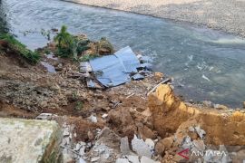 Mukomuko lakukan perkuatan dua tebing sungai rawan longsor