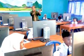 PLN UIP Nusra serahkan bantuan 10 komputer ke SMPN 2 Labuhan Badas Sumbawa