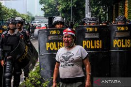 Polisi tangkap 351 orang saat demo di depan gedung DPR
