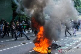 Mobil ASN kementerian dirusak pendemo di depan Gedung DPR/MPR/DPD RI