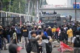 Polisi tembakan gas air mata untuk bubarkan massa