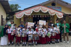 Salurkan alat tulis untuk siswa, mahasiswa KKN UINSU gandeng Laznaz Yatim Mandiri Sumut