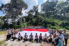 Polres Bintan kibarkan Merah Putih di Pulau Sentut
