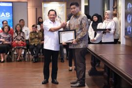 Mendagri raih penghargaan di Hari Perumahan Nasional 2025