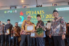 Bupati HSU terima penghargaan dari Menteri Agama RI