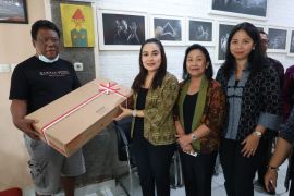 Pemkot Denpasar serahkan bantuan modal bagi penyandang disabilitas