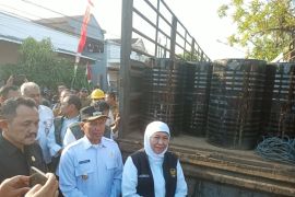 Khofifah serahkan 300 drum aspal untuk perbaikan jalan di Tulungagung