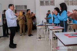 Menteri Ekraf kunjungi sekolah rakyat Kendari Page 2 Small