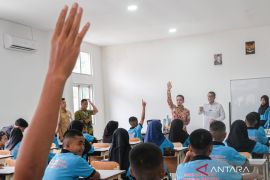 Menteri Ekraf kunjungi sekolah rakyat Kendari Page 3 Small