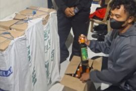 Polres Garut menyita ratusan botol minuman keras di warung milik lansia