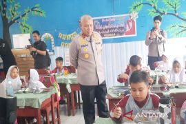 Kapolda monitor MBG di SDN 1 Kemuning, produksi perdana SPPG Banjarbaru