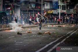 Unjuk rasa di depan DPR Page 3 Small