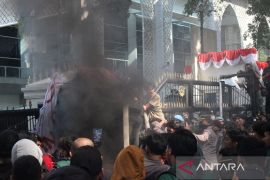 Aksi unjuk rasa ricuh di Medan