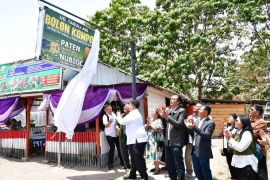 Bupati Samosir resmikan gudang Bolon kompos