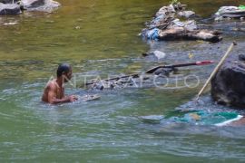 Mencari emas di Sungai Batang Ombilin Page 1 Small