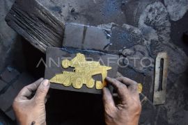 Perajin suvenir batu bara Sawahlunto Page 2 Small