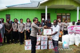 Polwan Polres Jayawijaya bagikan bahan pokok ke panti asuhan di Wamena