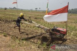 Lomba balap traktor sawah di Pangandaran