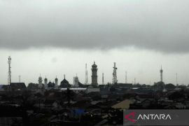 Rabu, BMKG prakirakan cuaca sejumlah kota besar berawan dan hujan