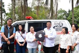 Keluarga besar Sabam Sirait-Sondang Sidabutar menyerahkan satu unit bantuan ambulance kepada masyarakat Samosir