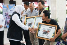 Khofifah pastikan bansos dan alsintan senilai Rp16 miliar lebih telah disalurkan