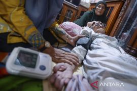 Layanan jemput bola pemeriksaan kesehatan lansia