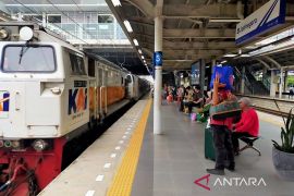 Ada demo di DPR, 19 KA berhenti di Stasiun Jatinegara