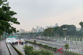 Mahasiswa bentrok dengan petugas pengamanan