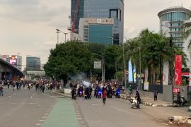 Polisi tembakan gas air mata urai massa aksi menuju Pejompongan