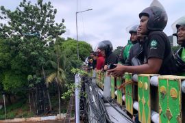 Puluhan pengendara asyik menonton bentrokan petugas dengan massa aksi