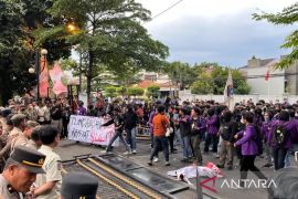 Mahasiswa robohkan pagar DPRD Kota Bogor