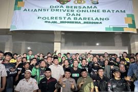 Polresta Barelang dan pengemudi ojol gelar doa bersama untuk Affan Kurniawan