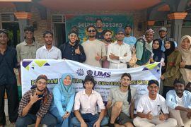 Mahasiswa asing UMS diajak membuat blangkon untuk dalami budaya Jawa