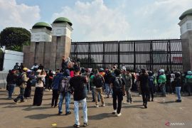 Massa kembali berdatangan ke depan Gedung DPR