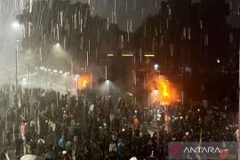 Pos penjagaan di Polda Metro Jaya dibakar demonstran