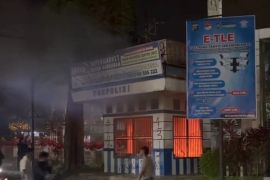 Pos lantas di simpang empat BI Jambi dibakar masa