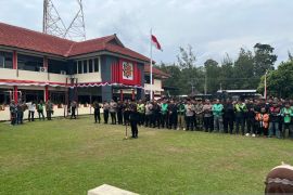 Polisi  dan pendemo di Solo shalat gaib untuk Affan