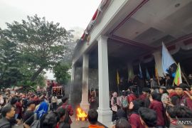 Pengemudi ojol dan mahasiswa di Gorontalo unjuk rasa minta Kapolri dicopot