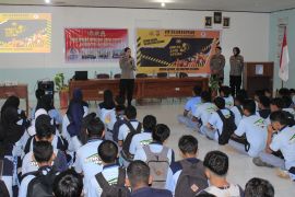 Polda Maluku  edukasi pelajar tentang kesadaran hukum sejak dini