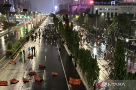 Massa di Polda Metro bubar saat hujan deras