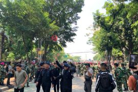 Demonstran lempari Dansat Brimob Polda Metro Jaya dengan botol minuman